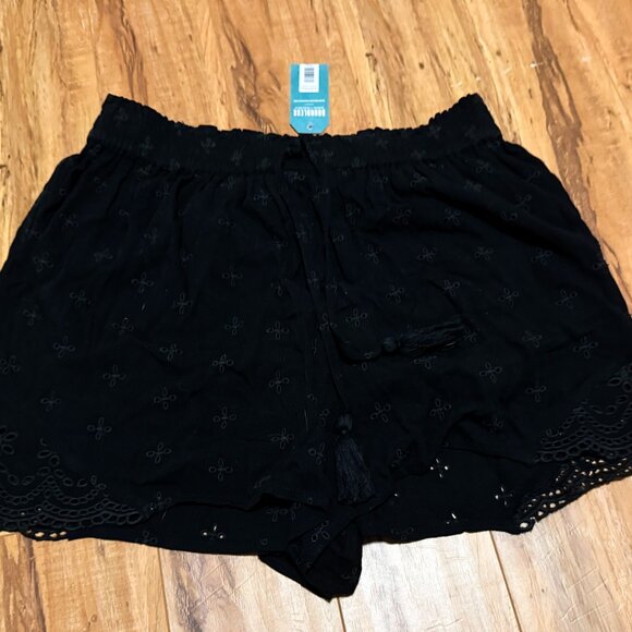 NWT Earthbound Trading Co. Black Eyelet Tassel Shorts – Size Large - Picture 3 of 6